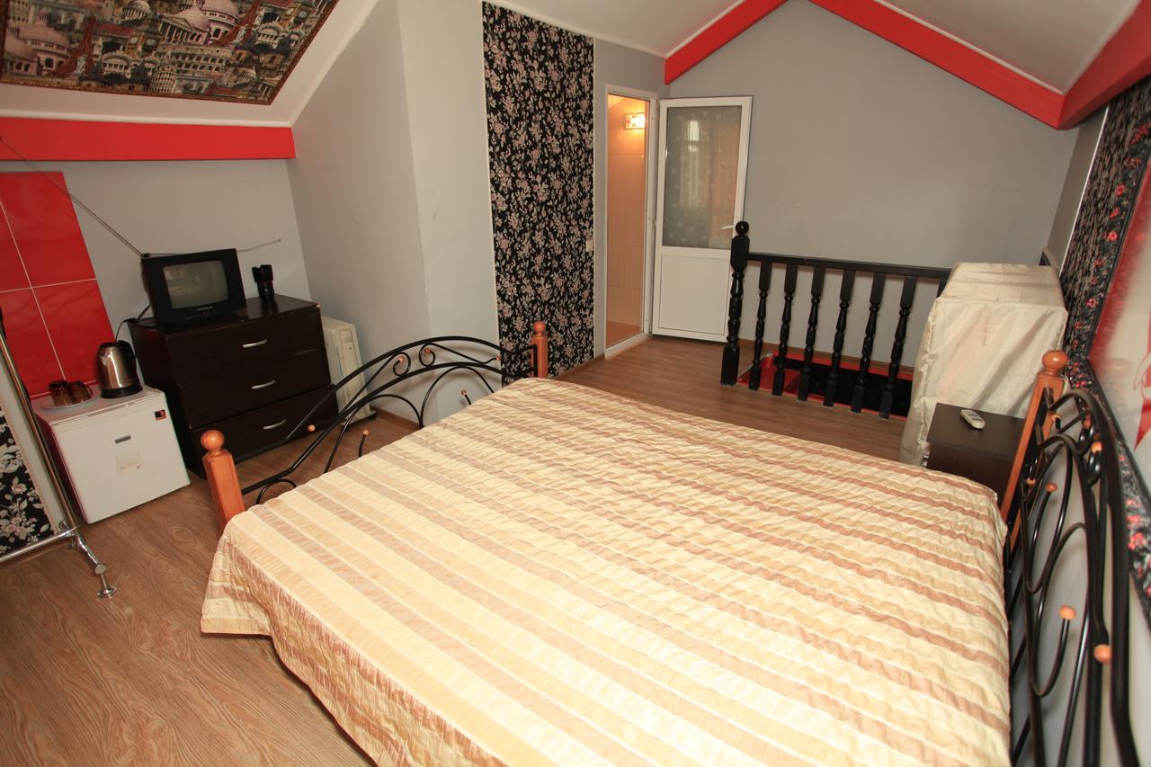 Guest House Esma Sukhumi Exterior photo
