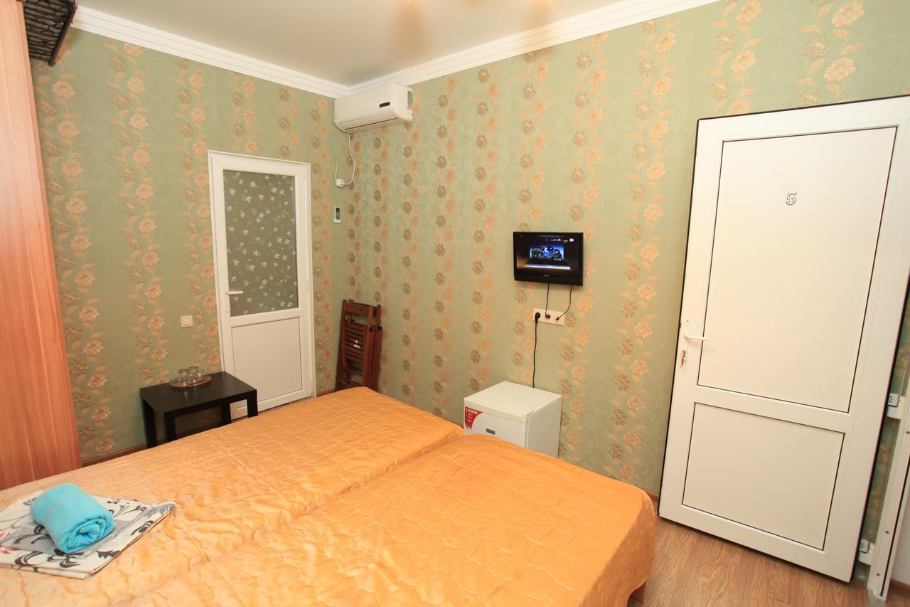 Guest House Esma Sukhumi Exterior photo
